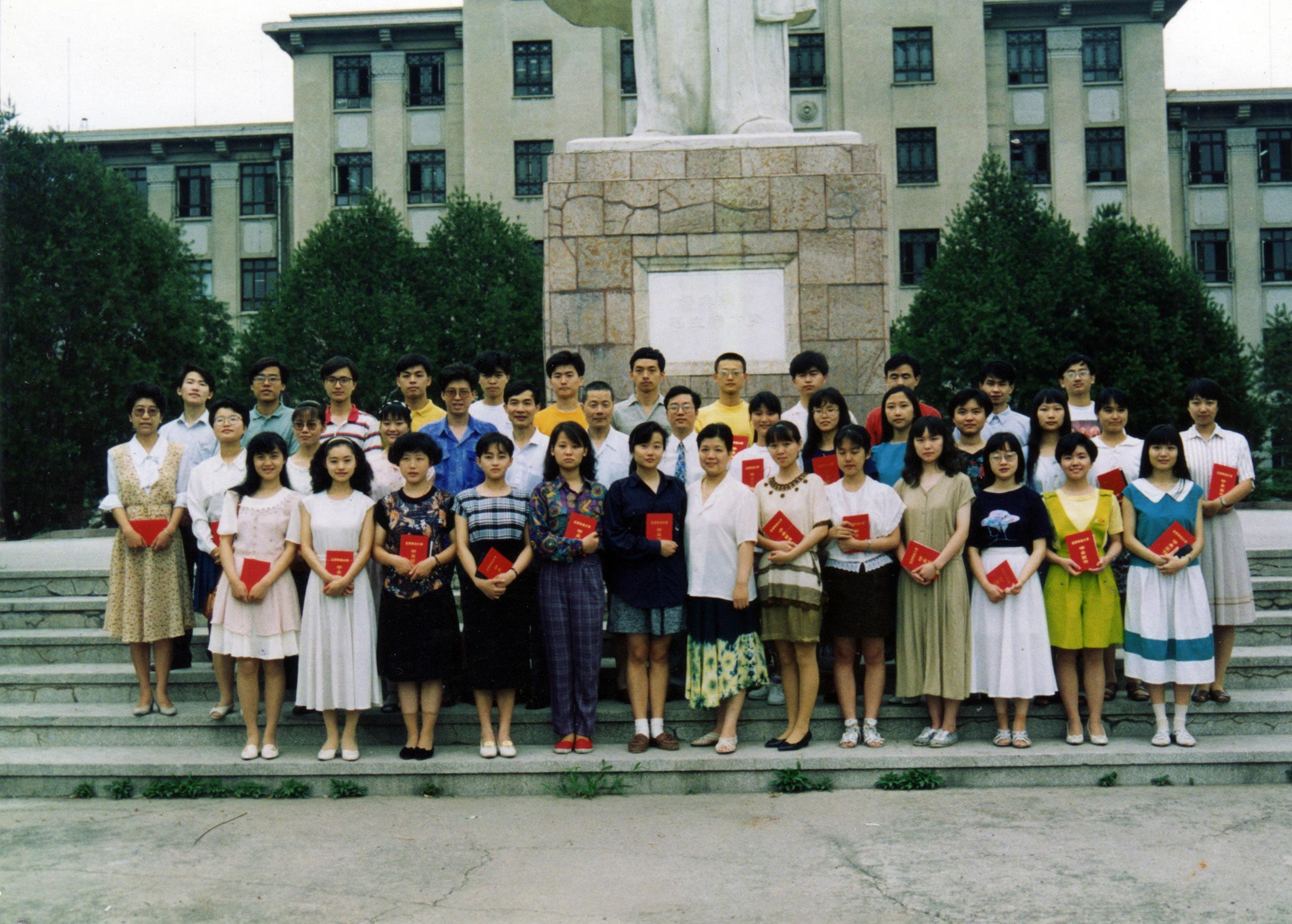 1994届（90级）毕业生合影.jpg