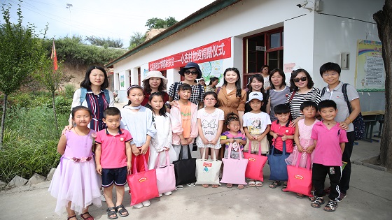 为梁山小学的孩子们捐赠学习和文体用品2.JPG